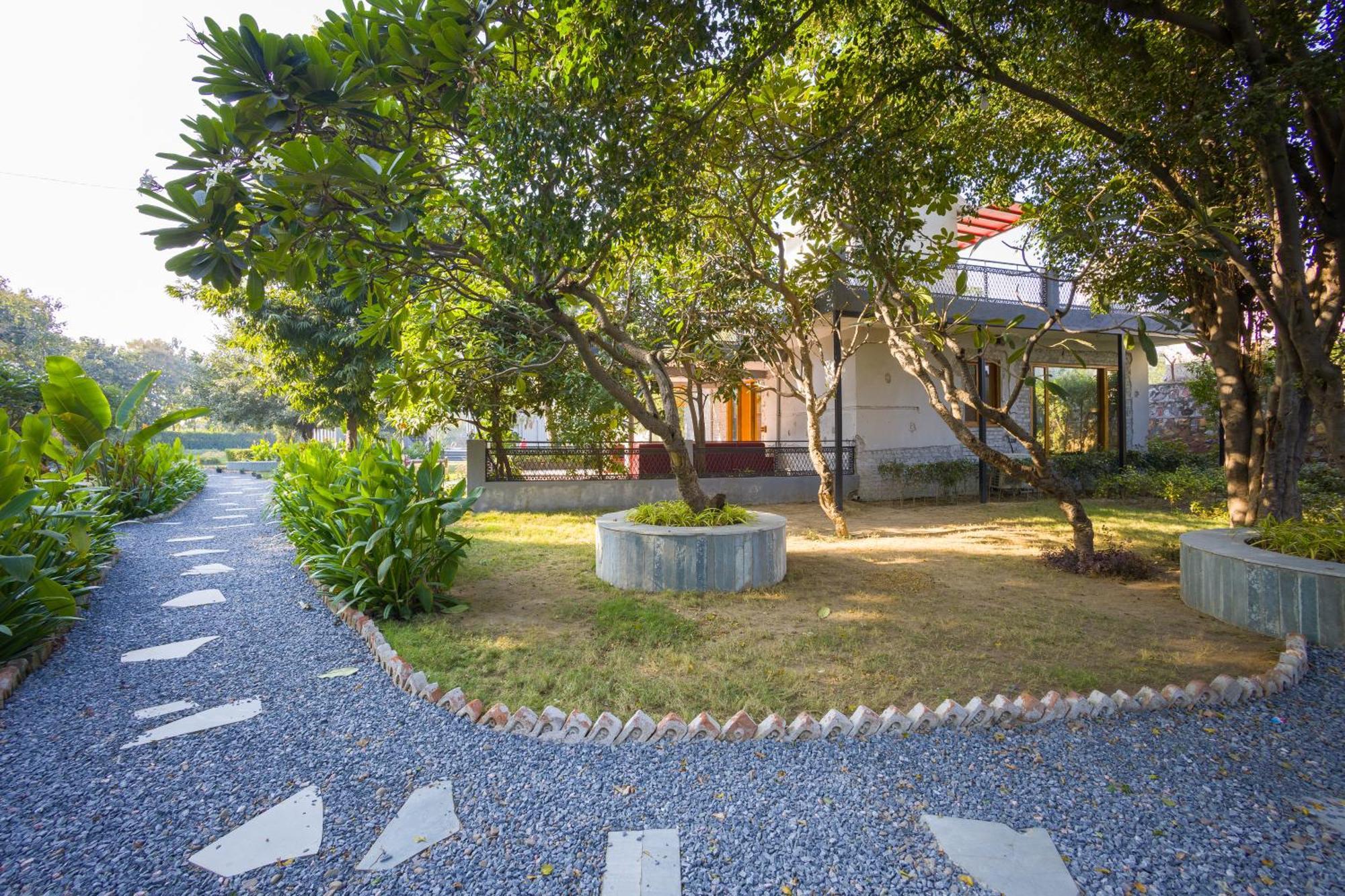 Villa Elivaas Hidden Oasis 4Bhk With Pool, Mud House & Container House Dhauj Esterno foto