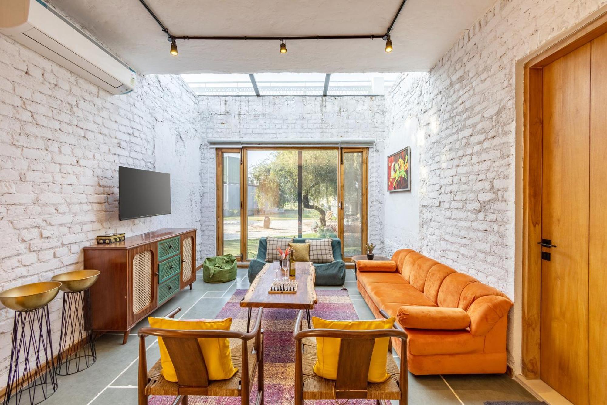Villa Elivaas Hidden Oasis 4Bhk With Pool, Mud House & Container House Dhauj Esterno foto