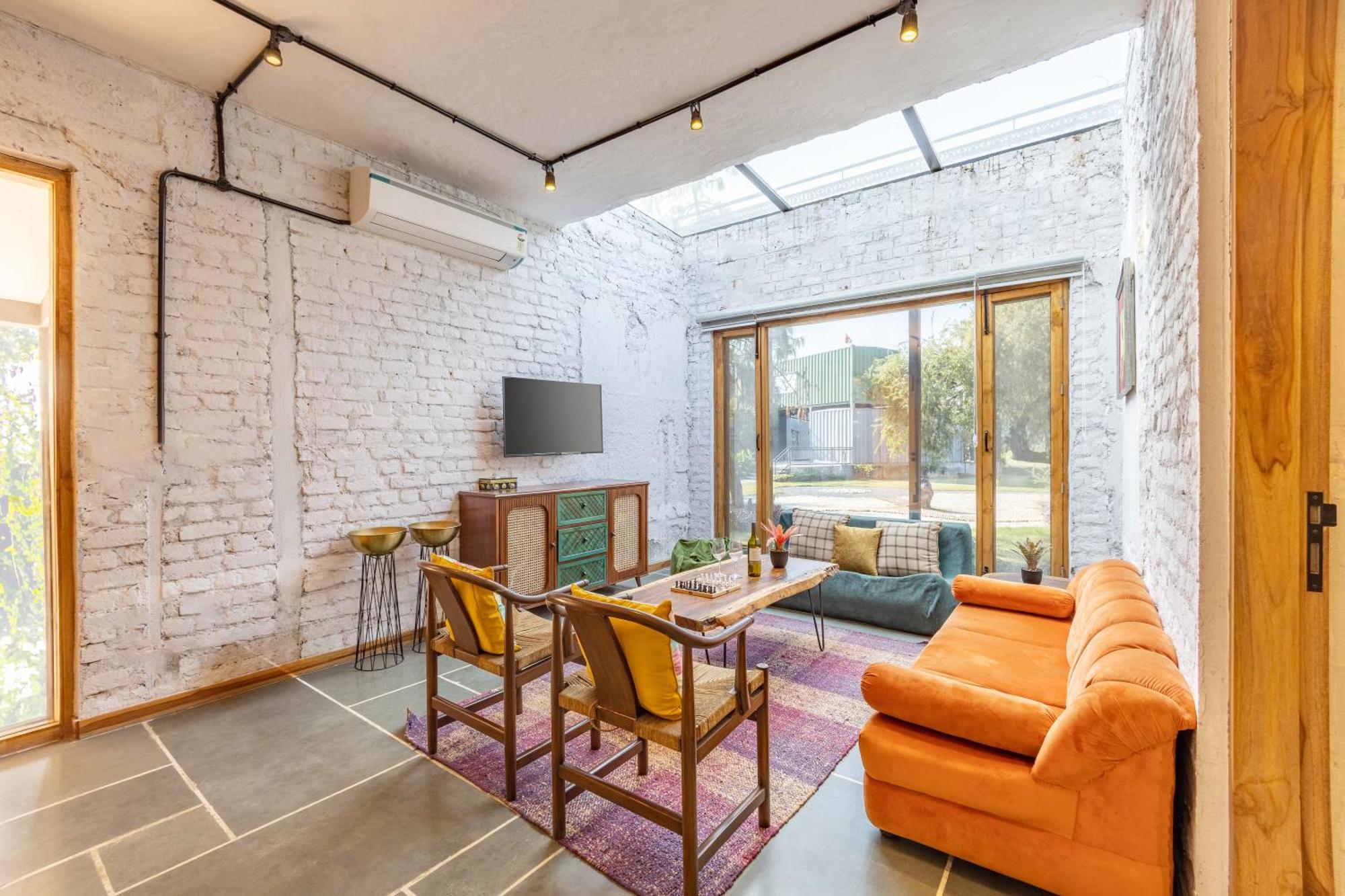 Villa Elivaas Hidden Oasis 4Bhk With Pool, Mud House & Container House Dhauj Esterno foto