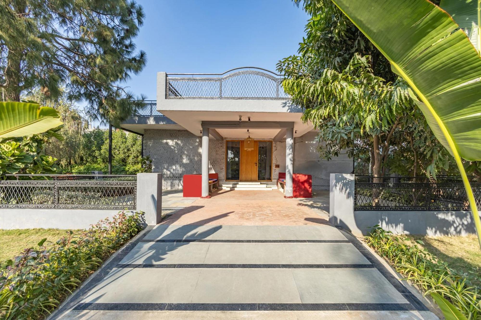 Villa Elivaas Hidden Oasis 4Bhk With Pool, Mud House & Container House Dhauj Esterno foto